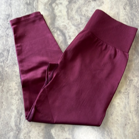Fabletics Pants - NWT Fabletics Seamless High-Waisted Solid Capri